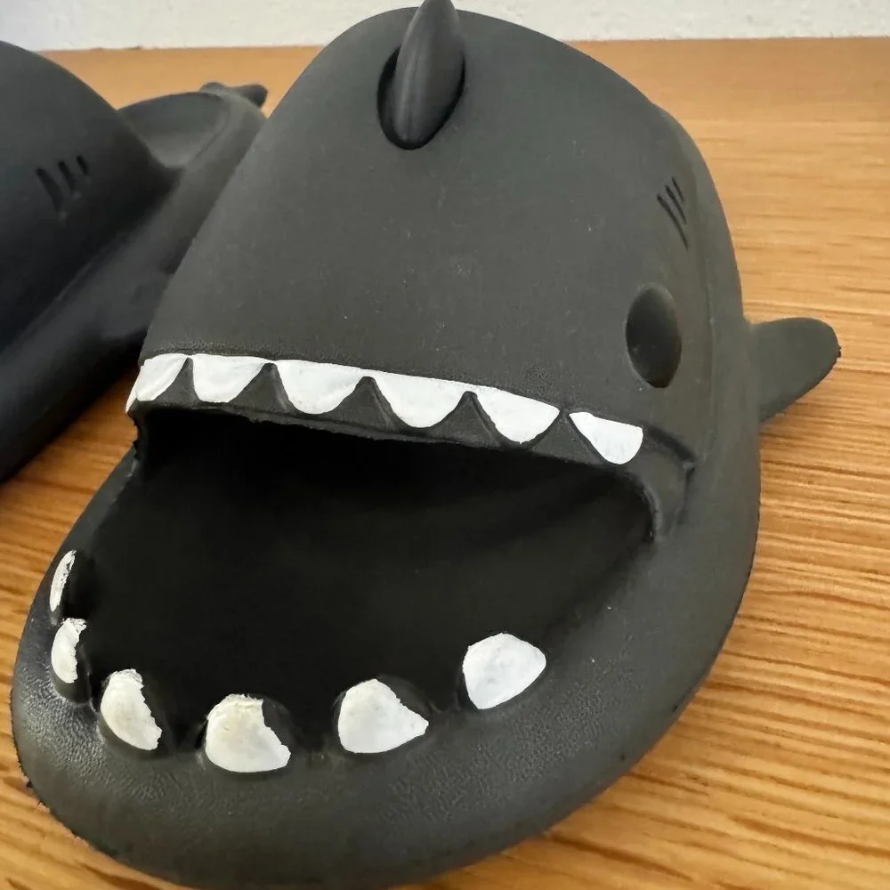 UNISEX SHARK SLIDES 38/39 BLACK FOAM PLUSH COMFY POOL SLIDES ADULT KID JAWS FUN